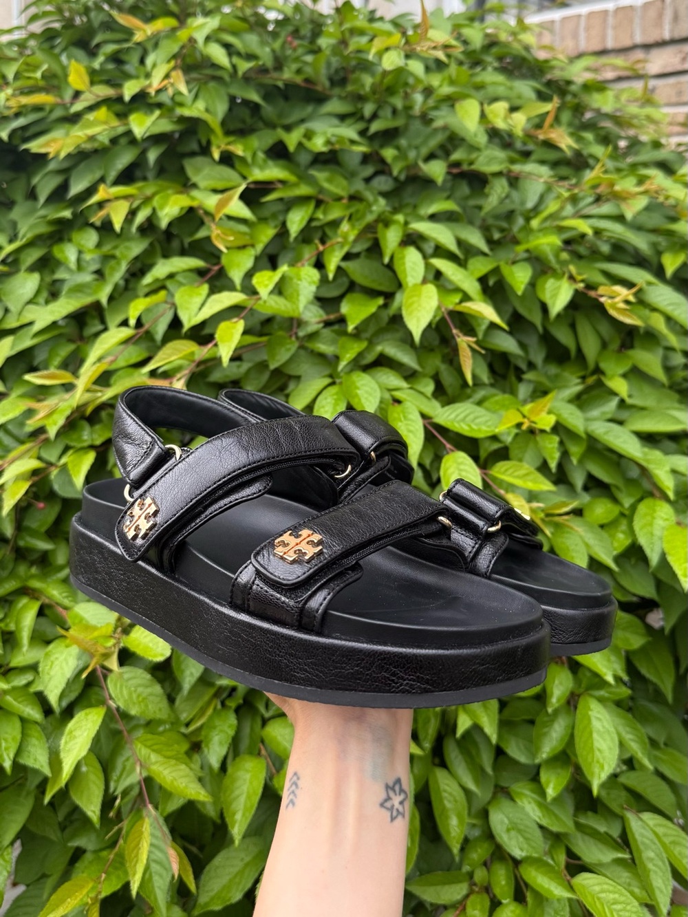 Tory Burch Kira Sport Sandal NWOT Black Leather Gold - Picture 2 of 7